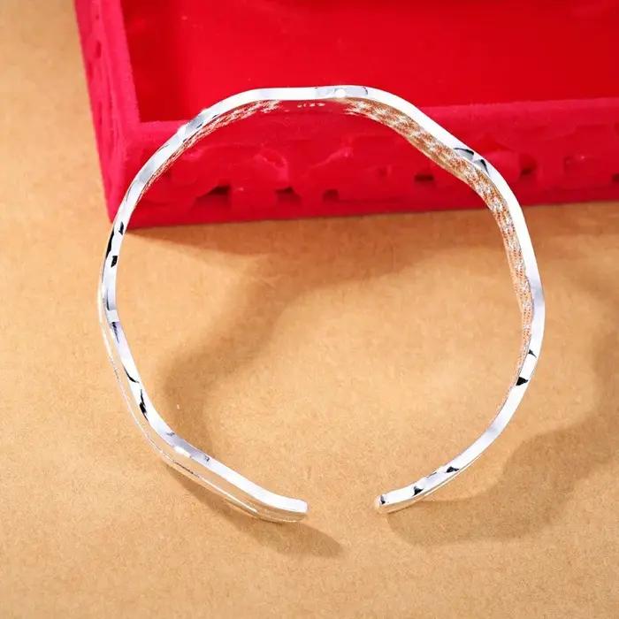 Bracelet jonc ouvert ondulé de luxe pour femme