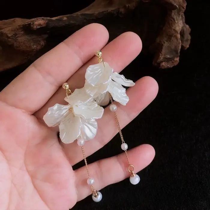 Boucles doreilles pendantes perles plantes pétales blancs bijoux femmes romantiques occasions spéciales mariage soirée gala
