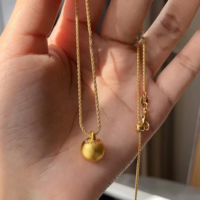 Collier avec Pendentif en Forme de Boule de Sable et Or pour Femme