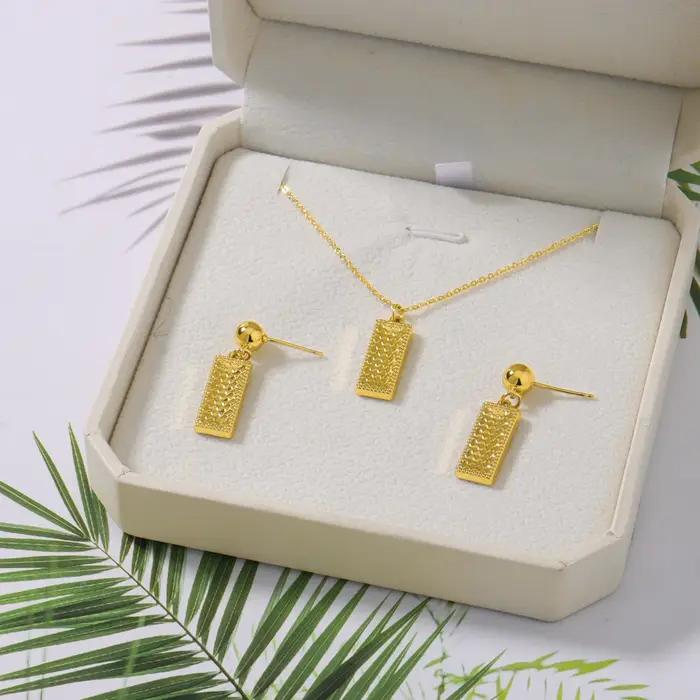 Collier pendentif carré en or pour femme