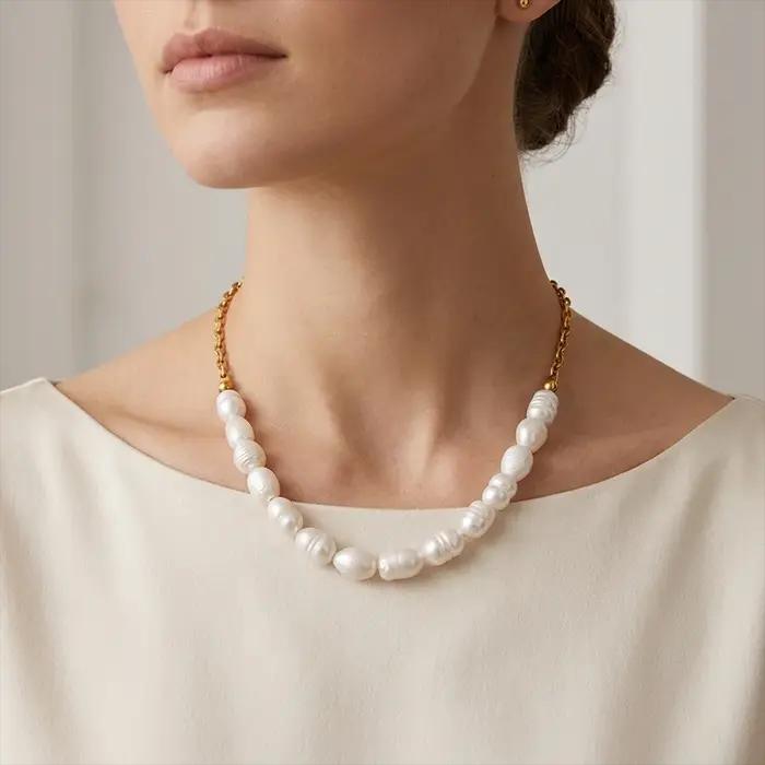 Collier ras du cou E.B.belle en perles baroques