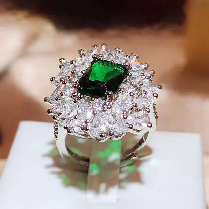 Grande bague ronde en zircon vert pour femme occasion spéciale engagement vintage élégance unique