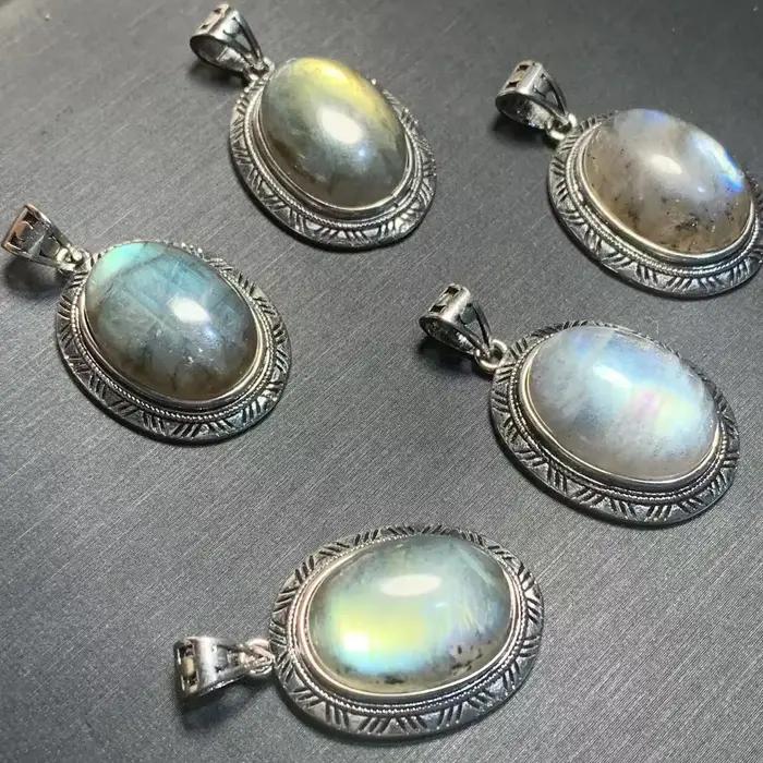 Collier pendentif ovale en pierre de lune naturelle 40 mm
