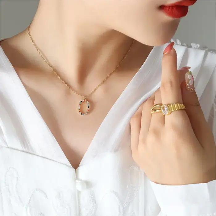 Collier avec pendentif lettre O incrusté de zircone colorée pour femmes