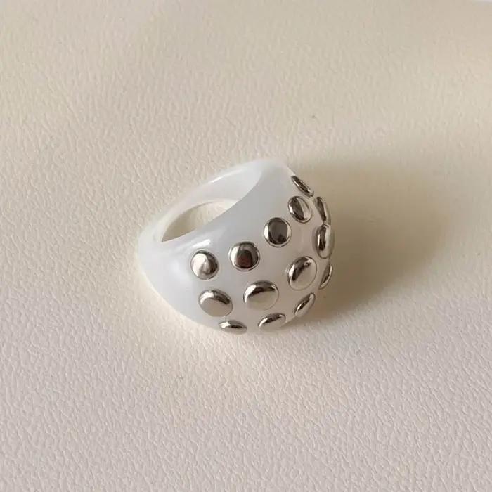 Nouvelle bague punk irrégulière à rivets, épaisse et géométrique, en résine lisse vintage, idéale pour les cadeaux
