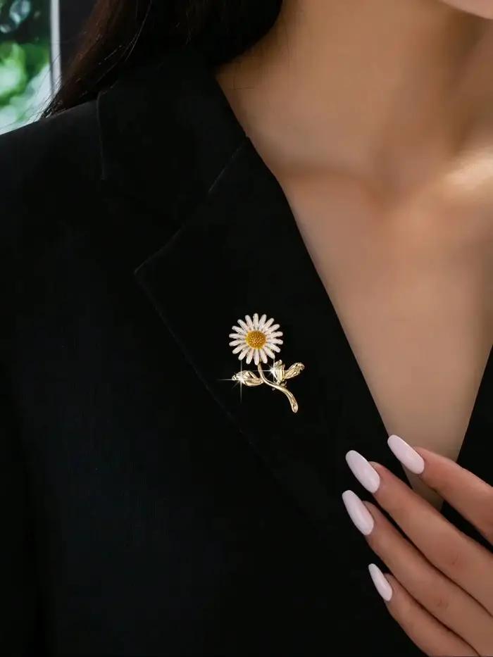 Une broche florale est un accessoire populaire, décontracté et élégant pour les femmes lors des banq