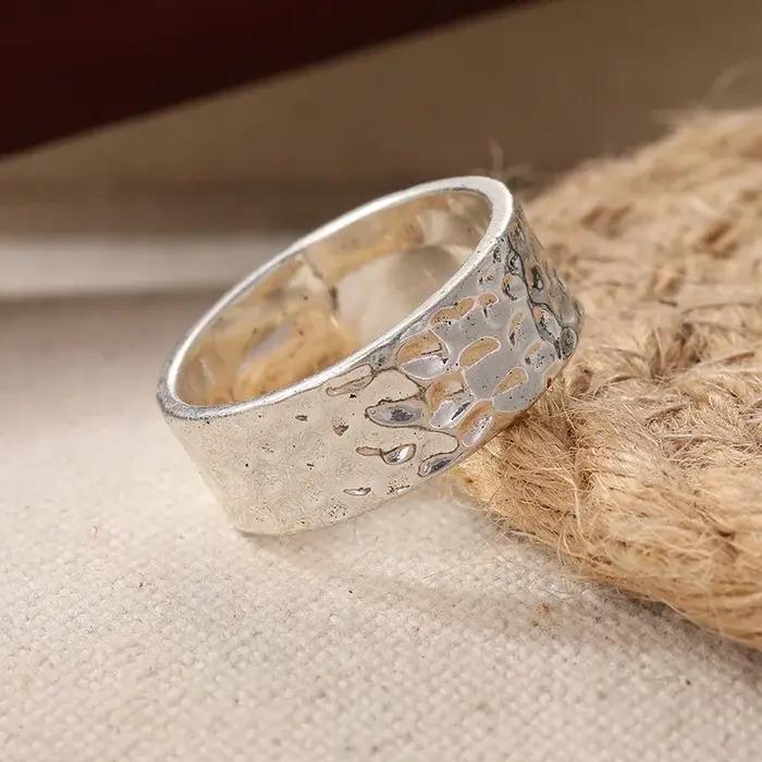 Bague simple et exquise à face large pour hommes et femmes