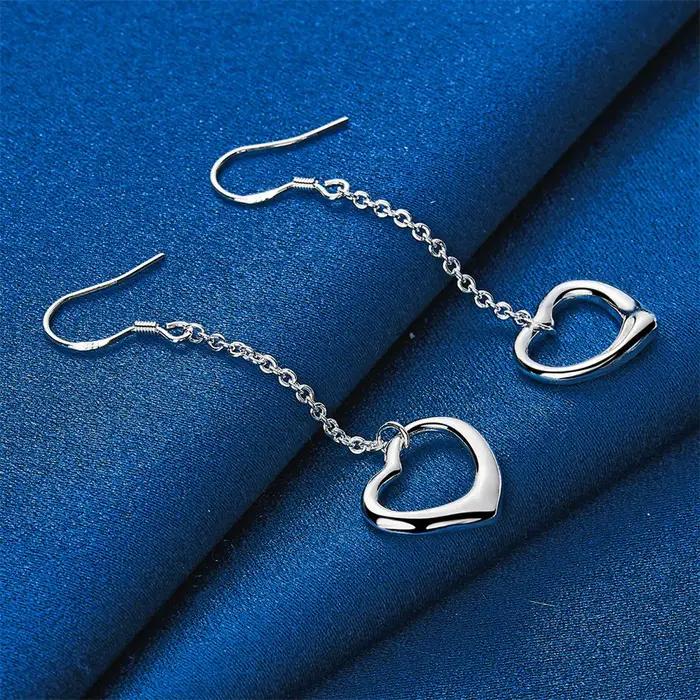 Une paire de boucles d'oreilles exquises en forme de cœur en argent sterling 925
