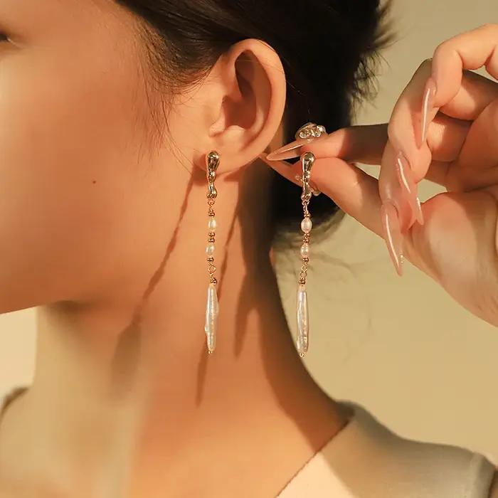 Boucles d'oreilles baroques naturelles avec pampilles en perles de cuivre