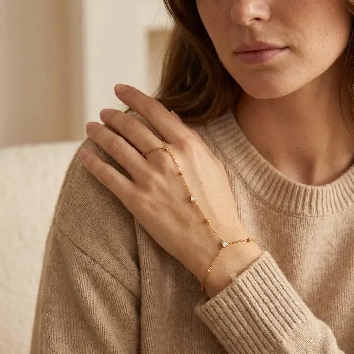 Chaîne de main délicate en zircon en forme de cœur pour femme