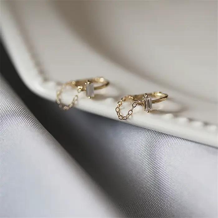 Boucles d'oreilles à clous dorées en argent sterling 925 avec chaîne carrée simple en cristal pour femmes occasions spéciales soirée mariage