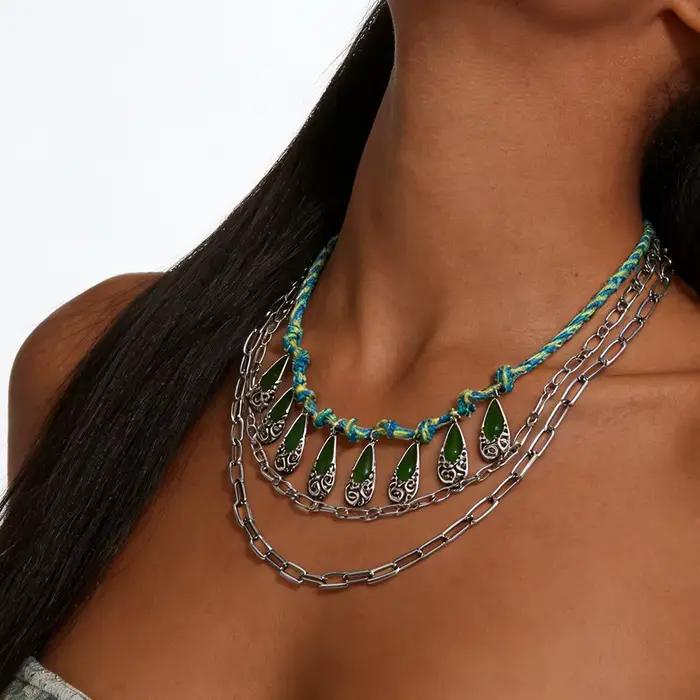 Collier en résine vert rouge avec breloques en forme de goutte pour femmes brunchs dates soirées tenues décontractées et élégantes