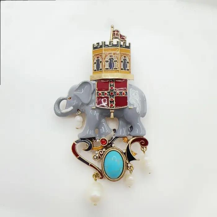 Tendances de la mode : Broche éléphant et collier double usage