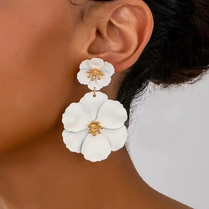 Nouvelles boucles d'oreilles pendantes pour femme, motif fleur fuchsia, pour mariée et occasions spéciales, plaqué or, avec grande fleur en spray blanc et fuchsia