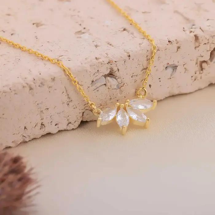 Collier élégant en zircon taille marquise