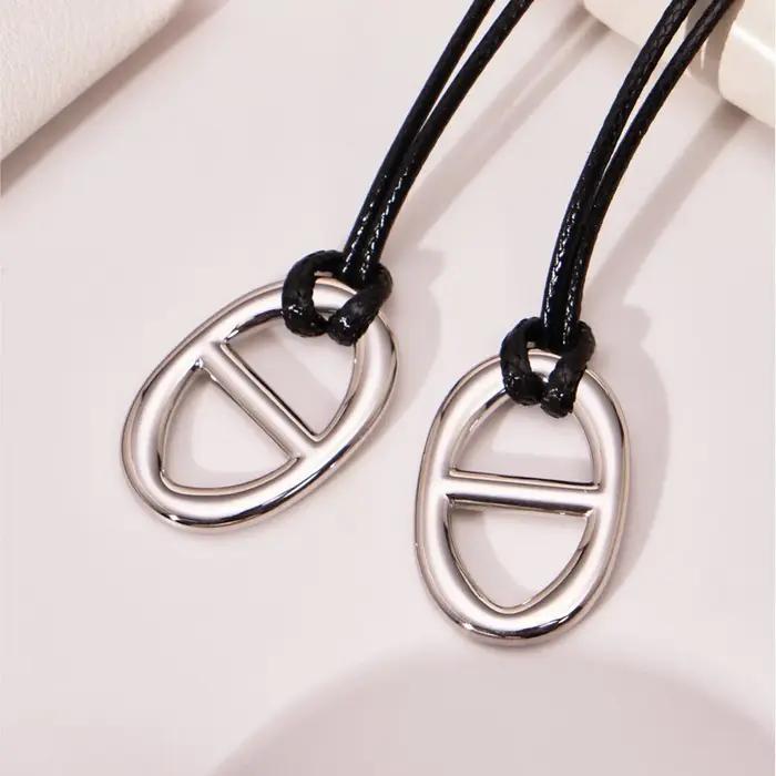 Collier en corde de cuir noir avec pendentif lettre H en acier inoxydable plaqué or 18 carats