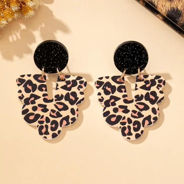 Une paire de boucles d'oreilles pendantes pour femmes avec imprimé léopard géométrique