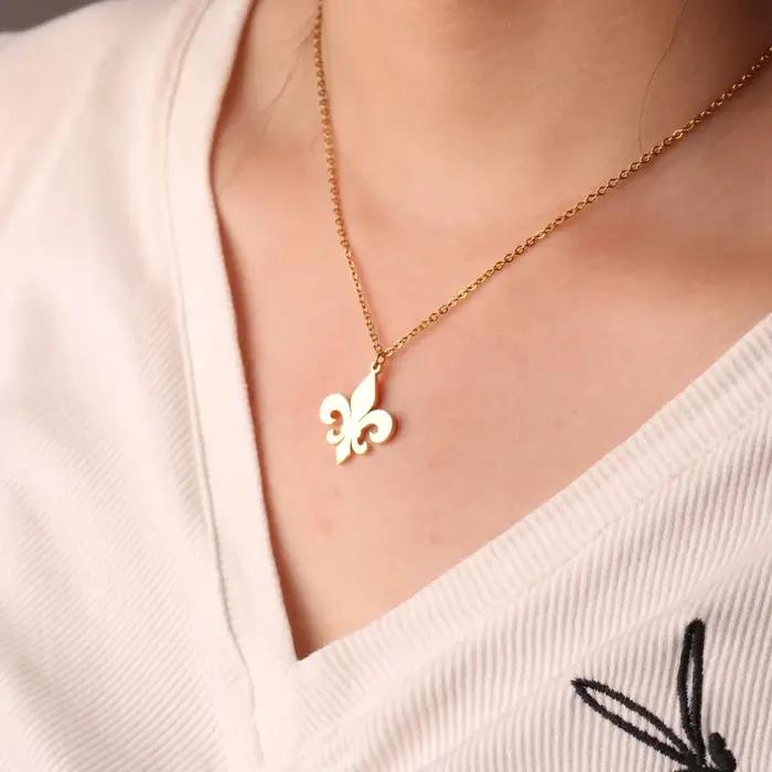 Collier Fleur de Lis Acier Inoxydable Pendentif Fleur Lys Saint Nicolas Bijoux Femme Occasions Spéciales