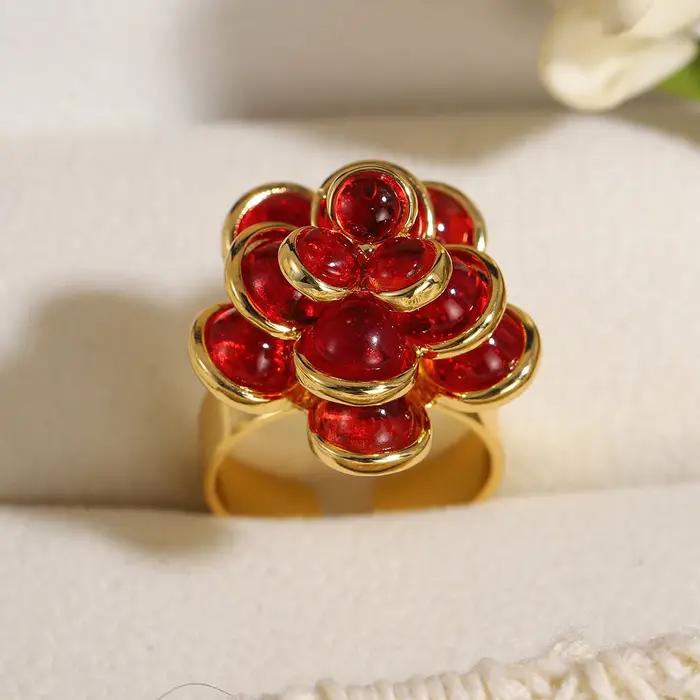Bague de cocktail florale en métal doré avec rose rouge d'inspiration vintage pour femmes et filles