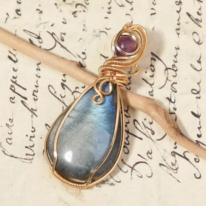 Collier en pierre Labrador