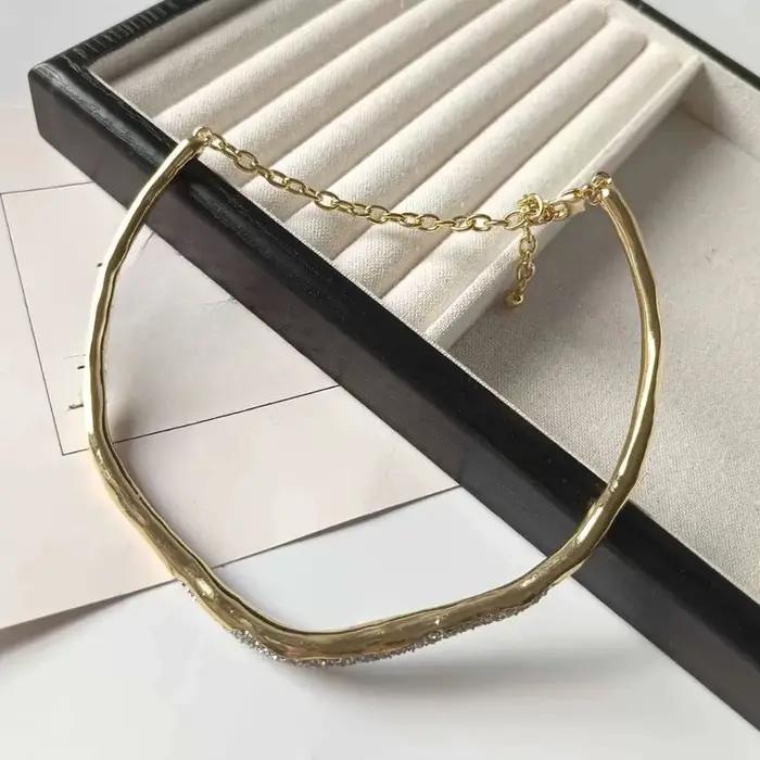 Bijoux modernes Design européen et américain en verre avec collier irrégulier en métal pour femmes