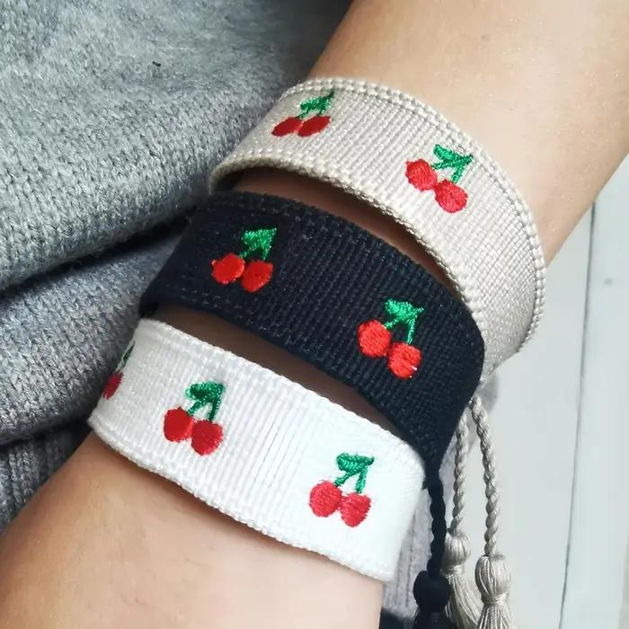 Bracelet bohème brodé en ruban à motif cerise pour femmes