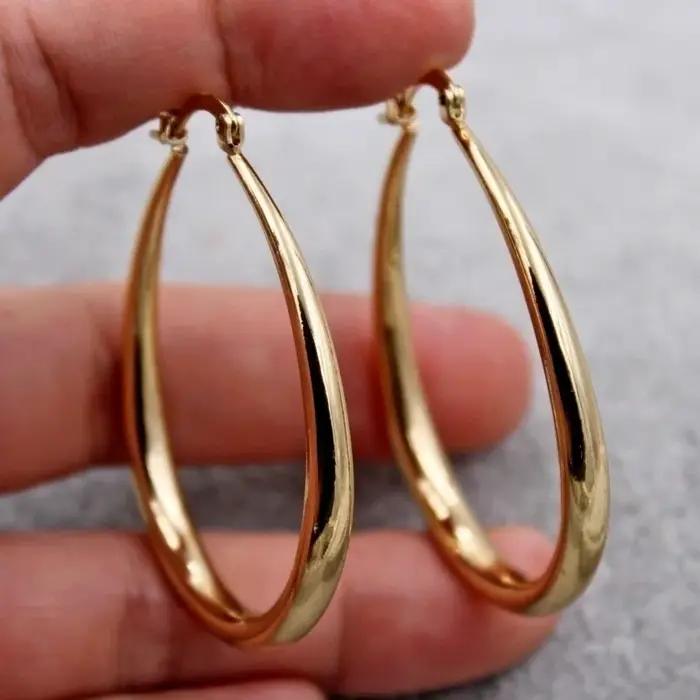 Boucles d'oreilles créoles lisses en or brillant pour femmes