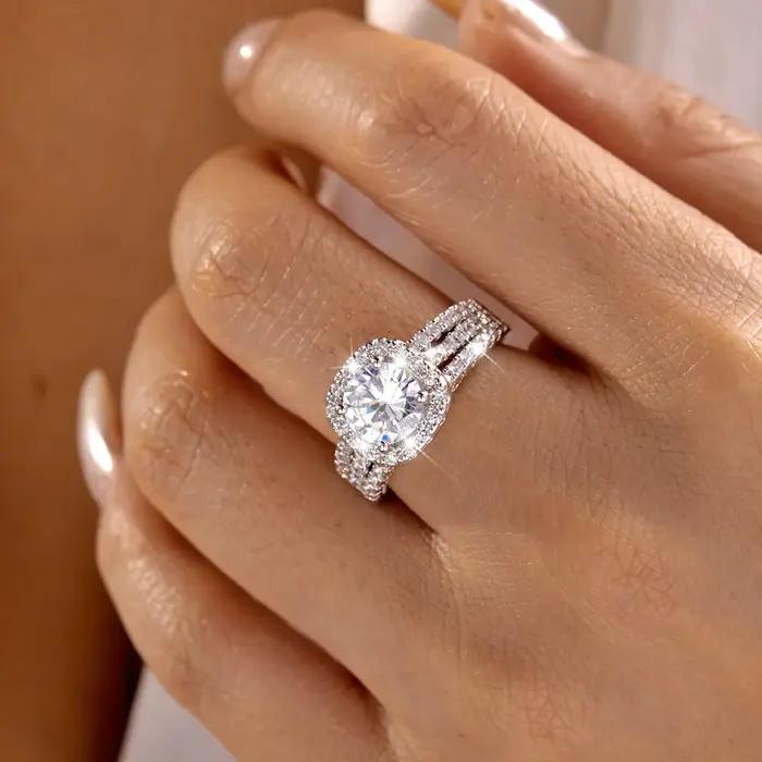 Bague Halo Multi-Rangées Glamour pour Femme en Laiton et Zircon Entièrement Pavé, Triple Bande, Bijou Brillant et Éclatant