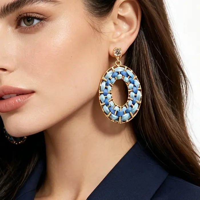 Boucles d'oreilles pendantes en raphia tressé bleu dégradé avec monture dorée et cristaux étincelants