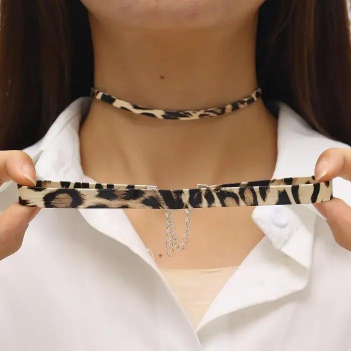Collier ras du cou léopard en cuir PU