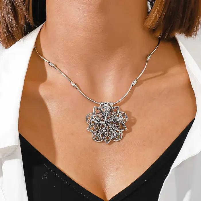 Collier Turquoise Bohème avec Pendentif en Pierres Artificielles pour Femmes Occasions Spéciales et Porte-jour Élégant