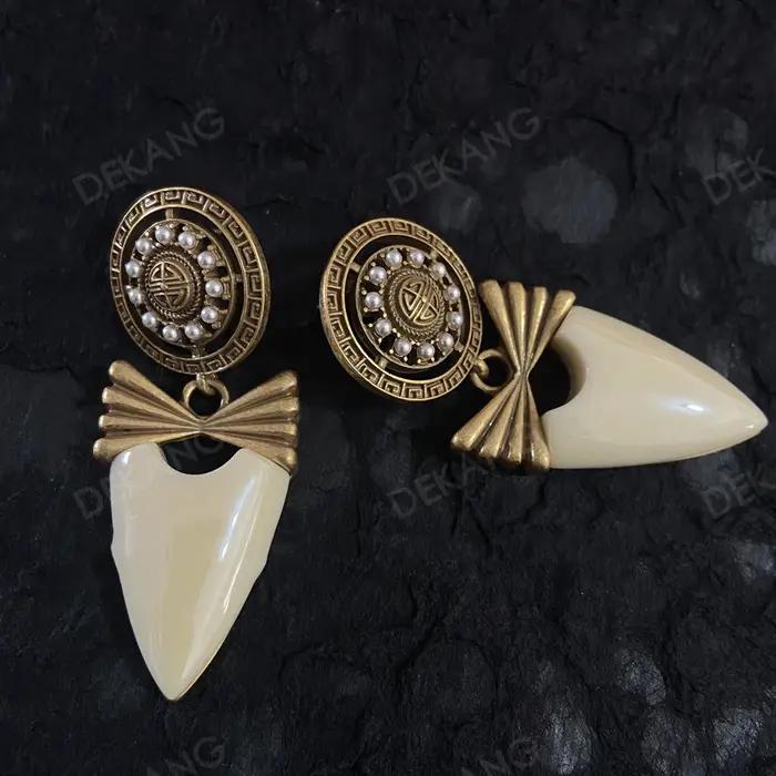Boucles d'oreilles vintage en forme d'arc avec bouclier blanc vieilli en or ancien