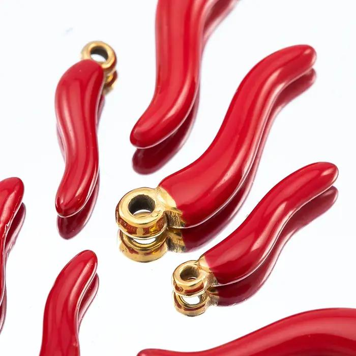 Collier pendentif en forme de piment rouge en acier inoxydable plaqué or