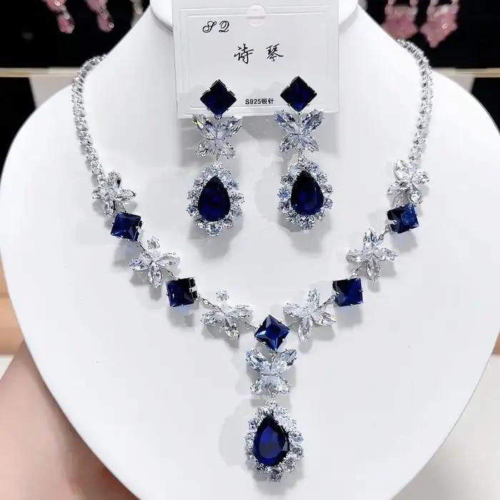 Nouvelle tendance de la mode : Ensemble de bijoux avec boucles d'oreilles et collier en zircon