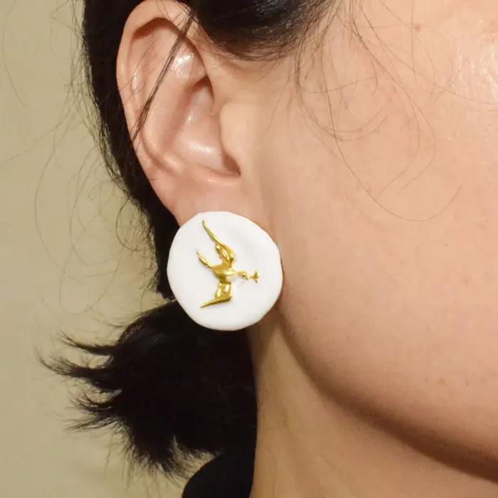 Boucles d'oreilles rondes élégantes aux motifs d'oiseaux dorés pour femmes mode et collection tendance