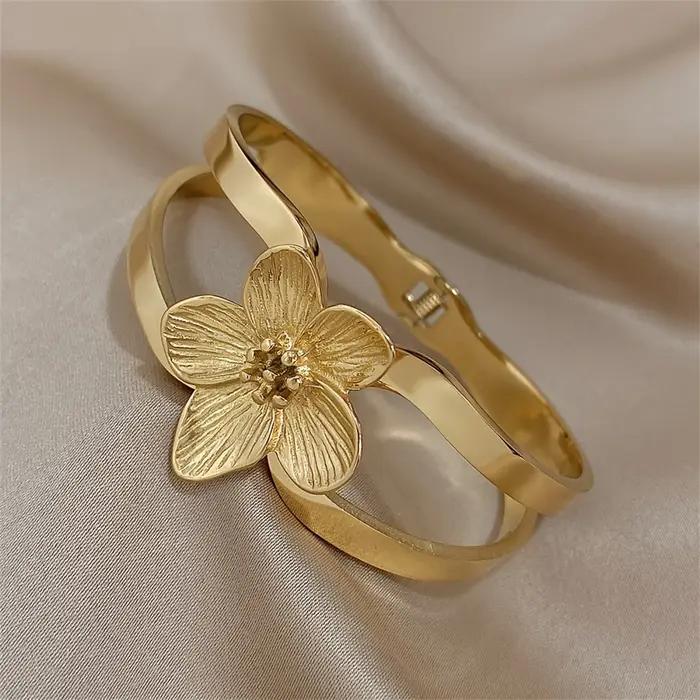 Bracelet élégant et délicat en acier inoxydable doré