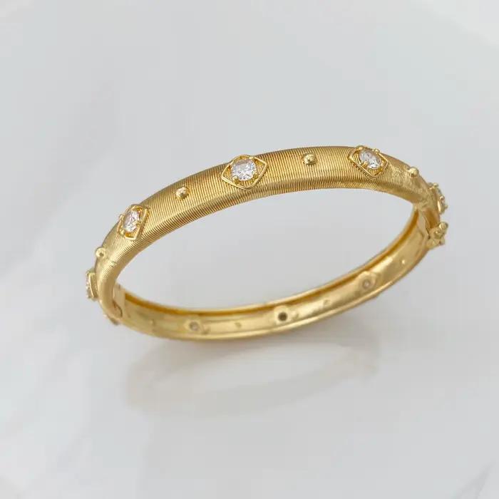 Bracelet rétro ouvert en métal plaqué or avec motifs géométriques pour femmes occasions spéciales