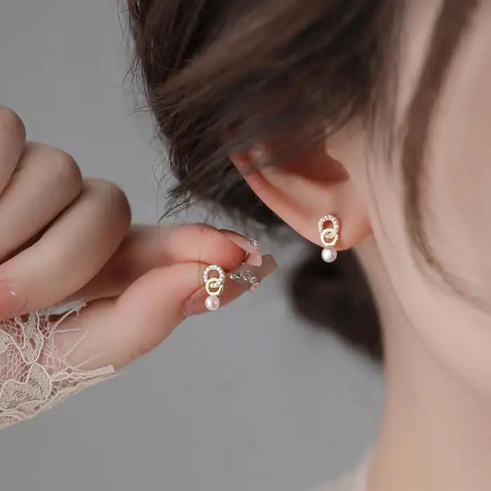 Boucles d'Oreilles Délicates LENNIK Nouvelle Collection 2026 Pour Jeunes Filles Style Décontracté Perle Miniature Double Anneau Or Jaune Clair Plaqué Rhodium Imitation Occasions Spéciales