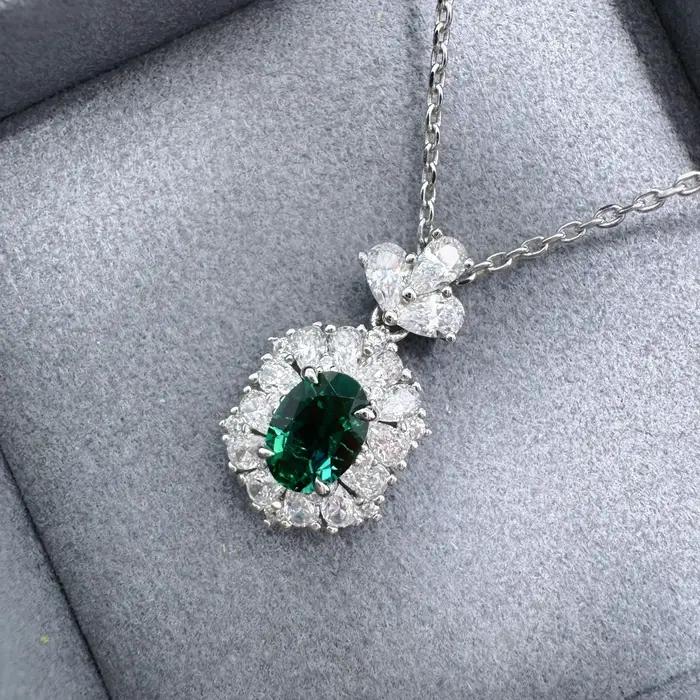 Collier pendentif en émeraude ovale de 1