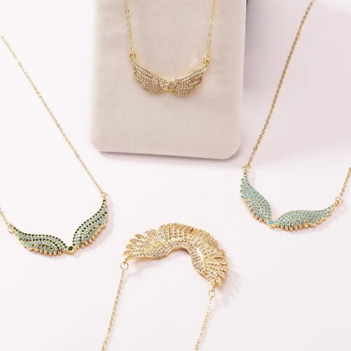 Collier Aile d'Ange avec Pendentif Plume Entièrement Pavé de Zircons