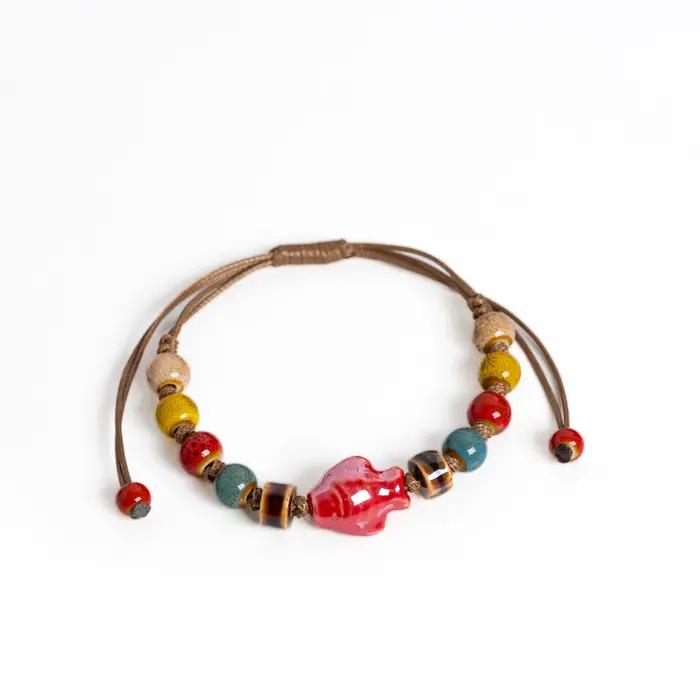 Bracelet à breloques en forme de poisson rouge en céramique fait à la main