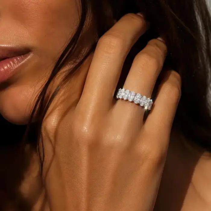 Bague simple unisexe pour couple en argent sterling 925 avec un moissanite ovale de 2