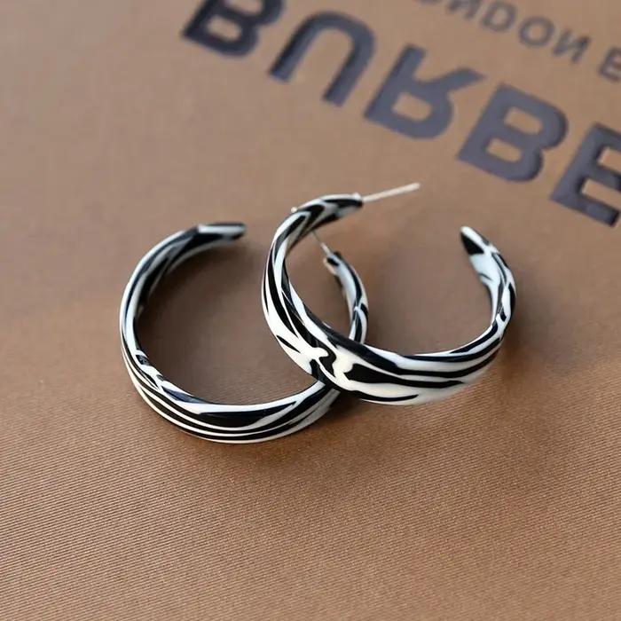 Boucles d'oreilles en acrylique à motif zèbre exagéré pour femmes