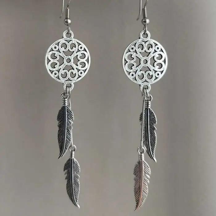 Boucles d'oreilles pendantes longues style bohème en argent ancien ajouré, attrape-rêves, plumes et pompons pour femme, bijoux de style gitan