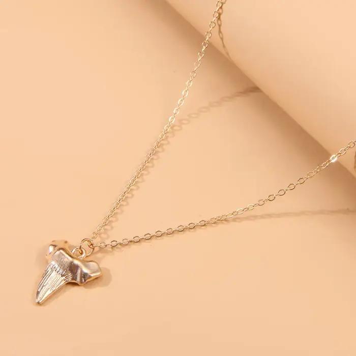 Collier pendentif en forme de dent de requin pour hommes et femmes