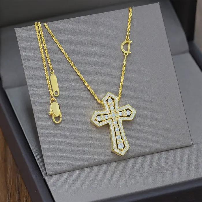 Collier pendentif croix épaisse avec croix entièrement sertie de zircons, style gothique, plaqué or de qualité, bijoux de luxe unisexe, colliers ras du cou délicats