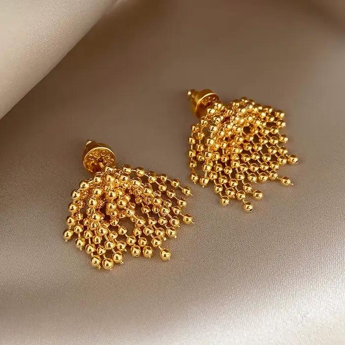 Boucles d'oreilles gothiques pour filles, pendentif irrégulier avec pompon en perles métalliques, bijoux à la mode, accessoires inhabituels pour femmes, 2025