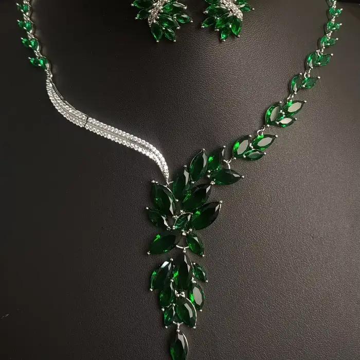 Ensemble élégant de collier et boucles d'oreilles en zircon pour femme, idéal pour les soirées, les mariages et les accessoires de robe de soirée