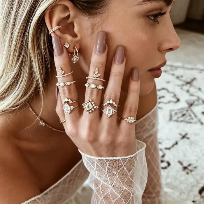 Ensemble de bagues rétro en or avec couronne et gemmes pour femme – Design géométrique élégant et polyvalent – Bijoux de main