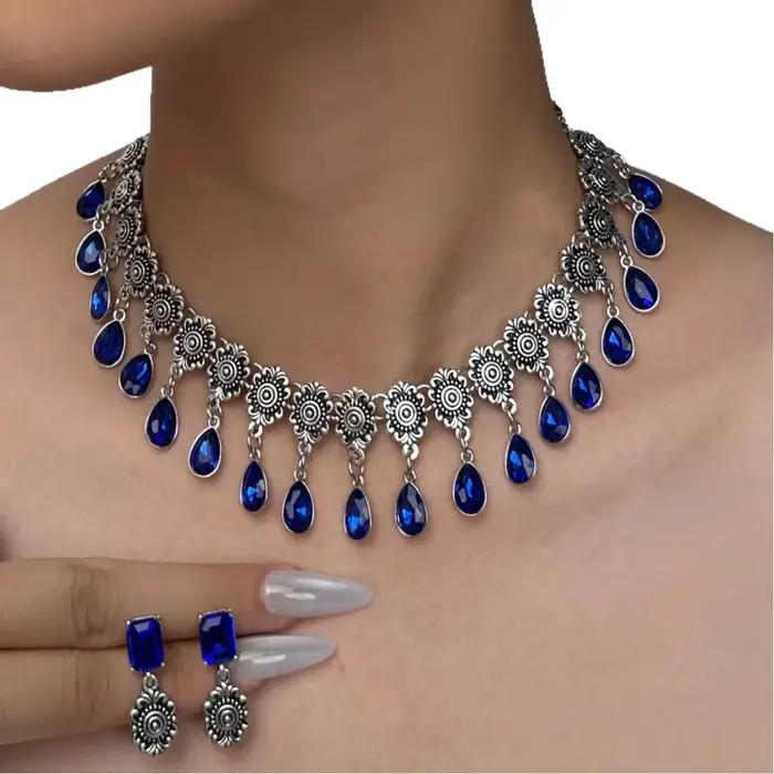 Ensemble collier et boucles d'oreilles en forme de goutte d'eau